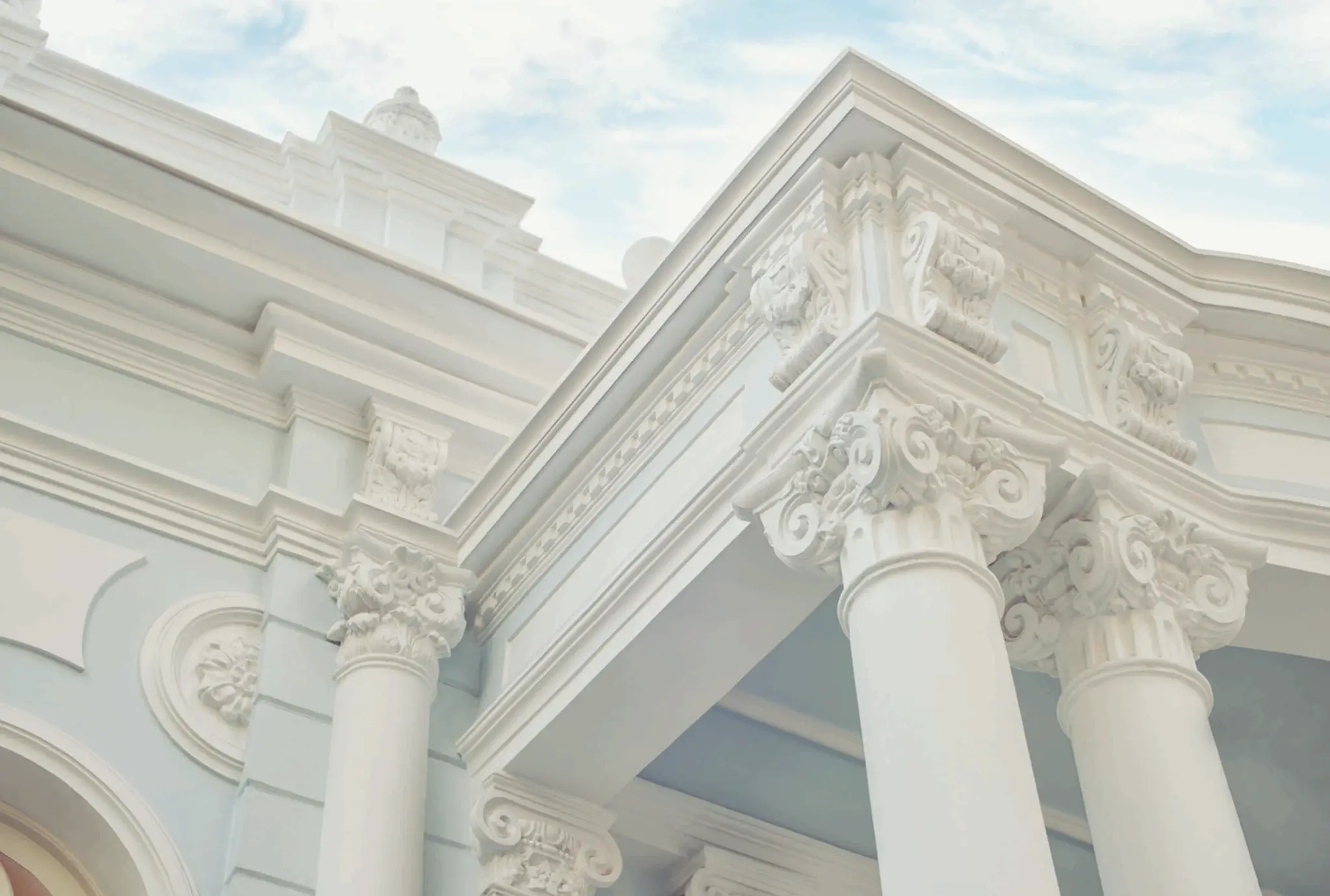 Detalhe arquitetônico do Centro Cultural IDEA, com foco em acabamento e textura.