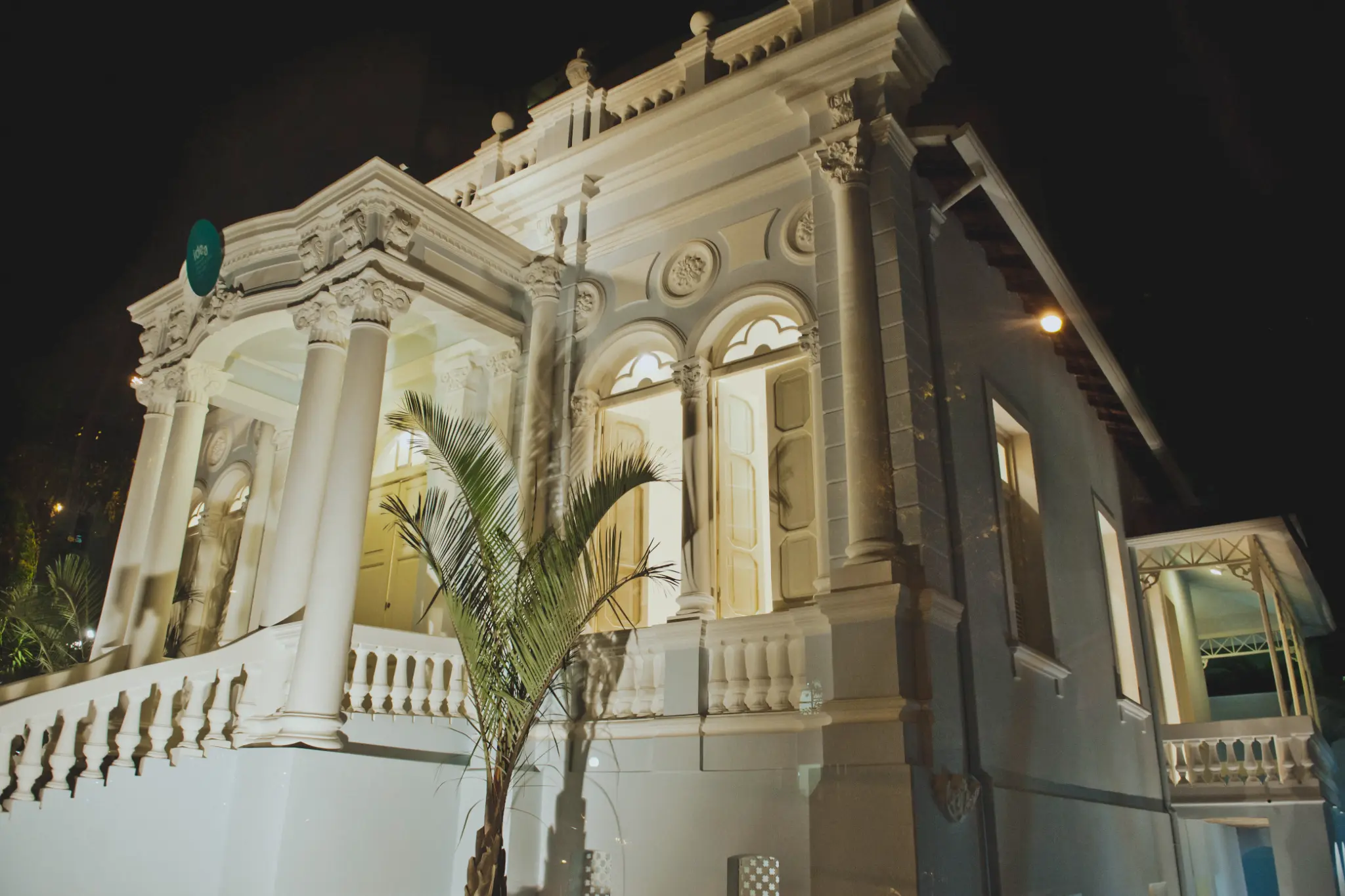 Fachada do Centro Cultural IDEA iluminada durante a noite.